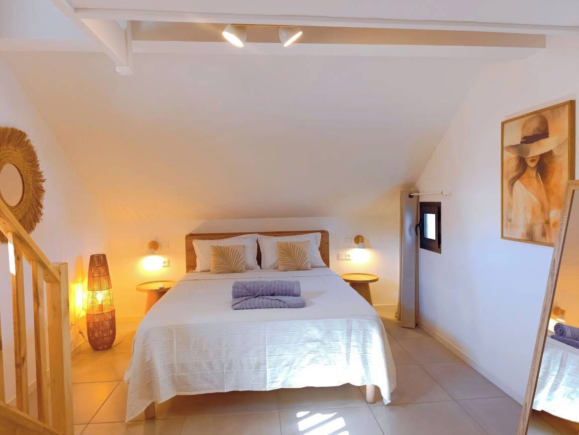 Chambre lumineuse avec lit queen size